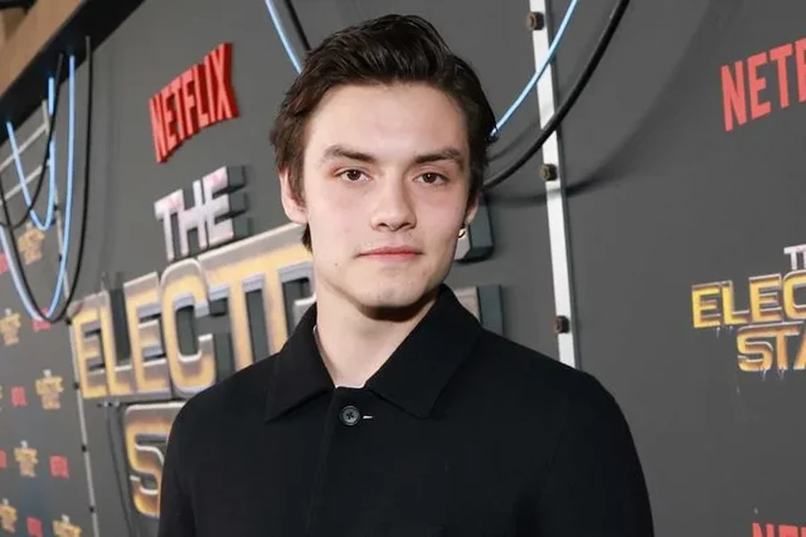louis partridge height in feet